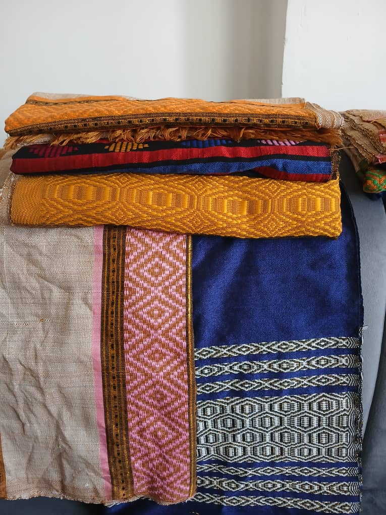 Châle doré ocre motifs brodés